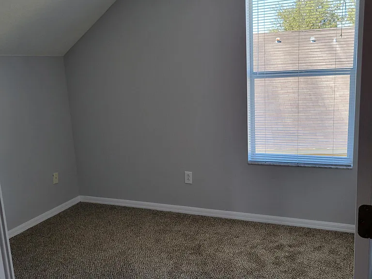 10915 Newbridge Dr — Photo 12