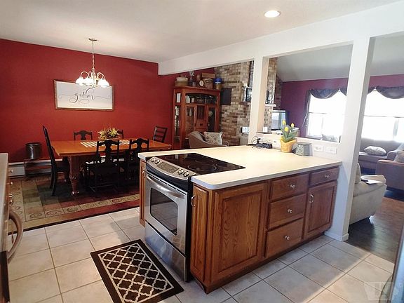 3rd image of 920 Emerald Dr