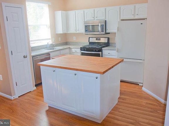 3rd image of 21846 Kelsey Sq