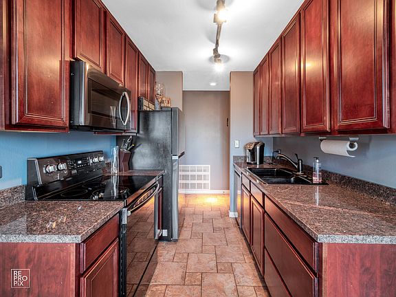 3rd image of 5820 Oakwood Dr Unit 3B