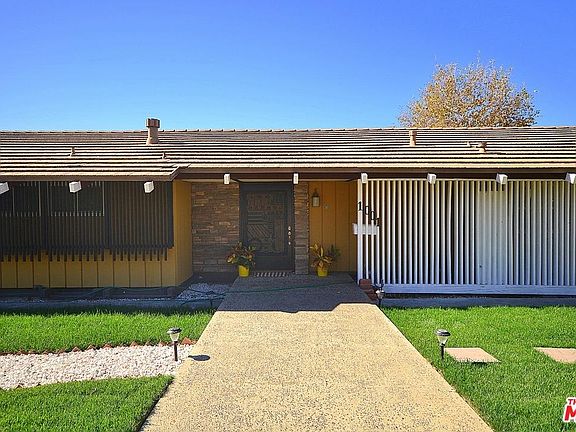 3rd image of 1001 N Sunset Canyon Dr