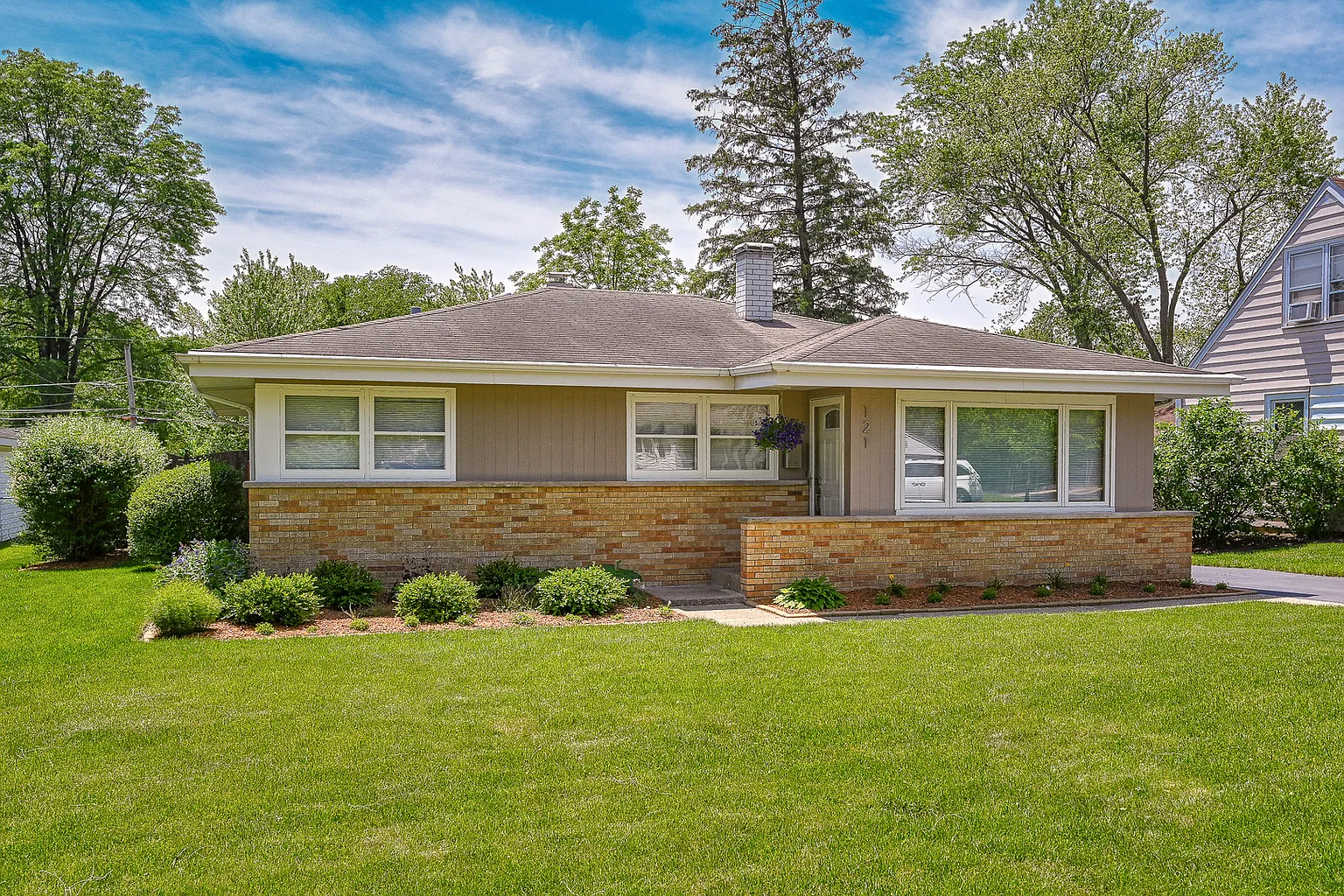 121 W Goebel Dr photo 1