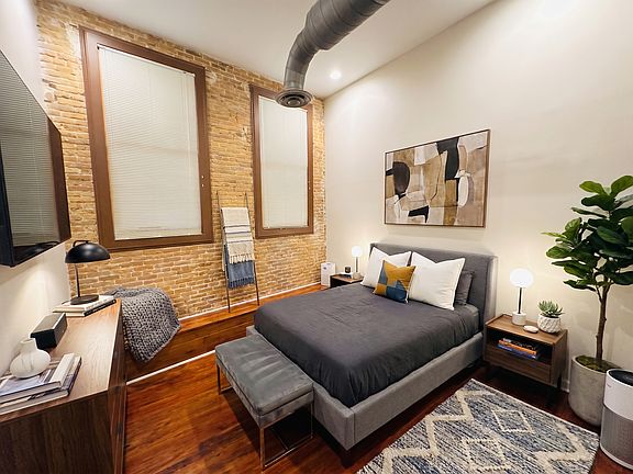 3rd image of 321 S Flores St #104