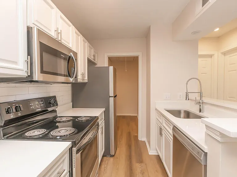 Summerfield Apartments — Photo 28