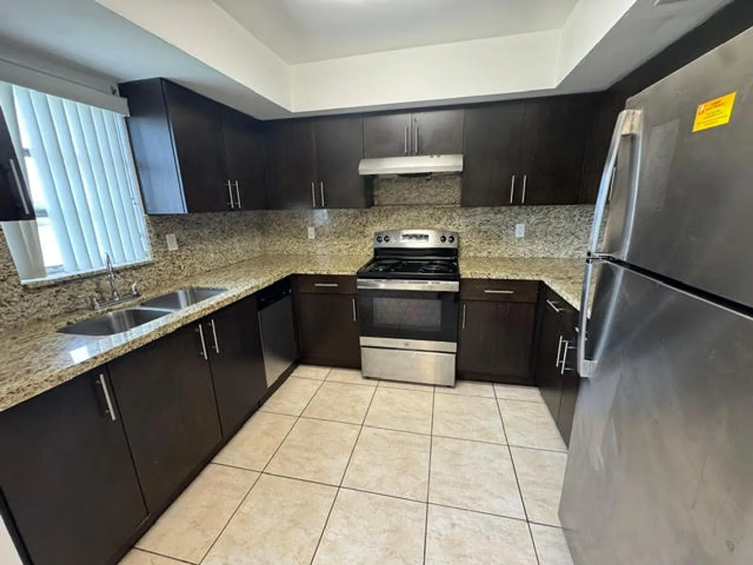 555 S Luna Ct Hollywood, FL 33021 — Photo 2