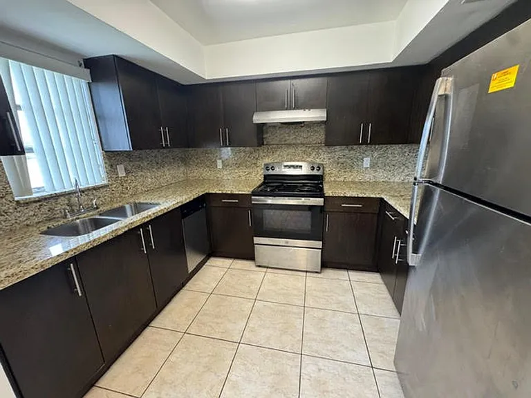 555 S Luna Ct Hollywood, FL 33021 — Photo 2