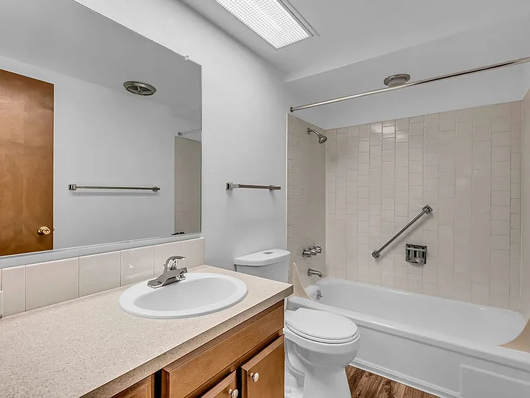 Kingcity Apartments — Photo 142