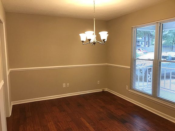 4th image of 220 Brooks Dr