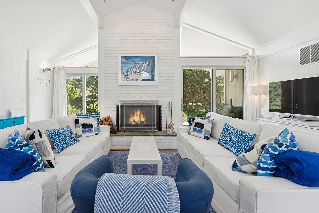 Renovated Amagansett Dunes-half Block to Ocean — Photo 1