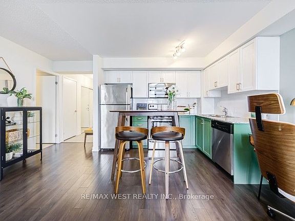 5th image of 812 Lansdowne Ave #704