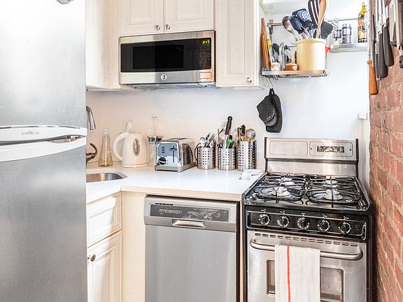 3rd image of 307 E 18th St APT 4C