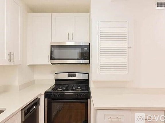 2nd image of 1851 W Dickens Ave #1