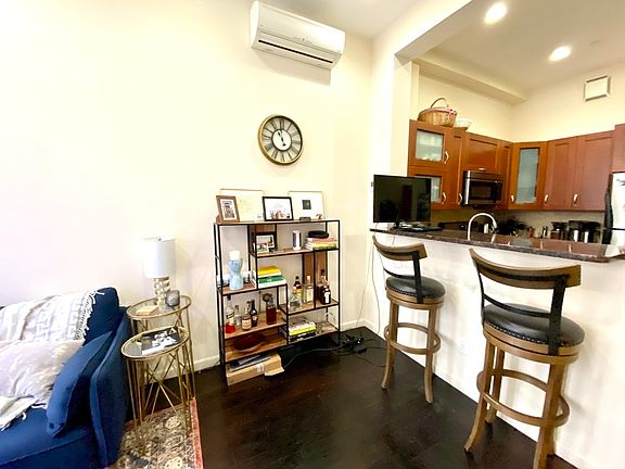 4th image of 38 W 83rd St #2