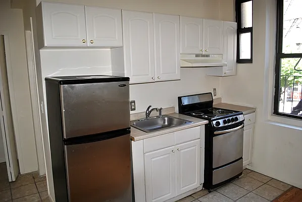 Rented by Universal Realty Group | media 4