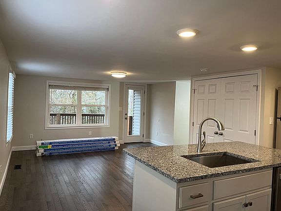 5th image of 140 Wellington Cir