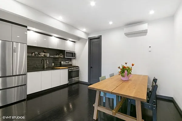 Rented by Venn NY Inc | media 10