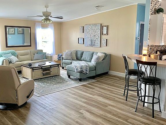 Living room/bar area