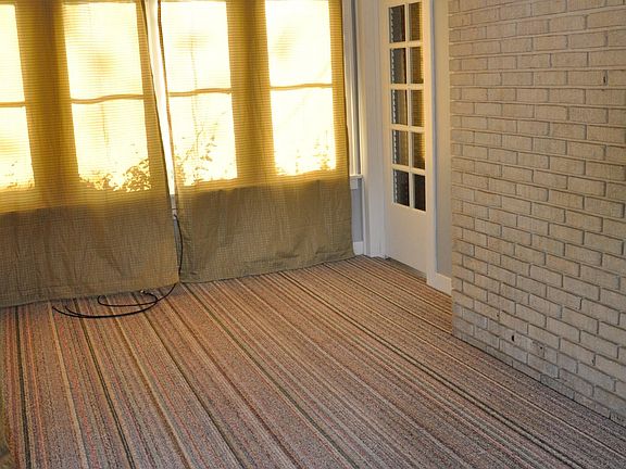 Bonus sun room connected to living room. Perfect space for office, workout room, crafting.