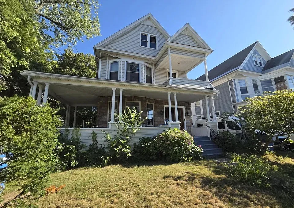 3 bed, 1000 sqft, $1,700 — Photo 1