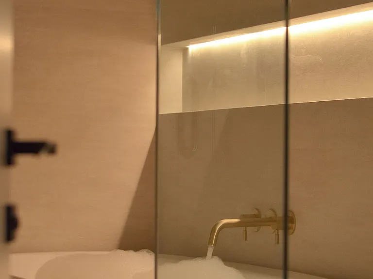 Soaking tub in second full bathroom