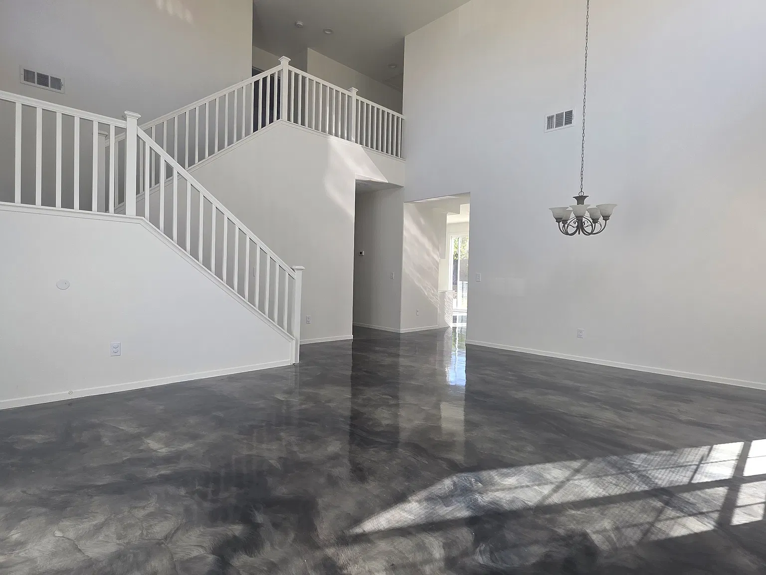 4 bed, 2374 sqft, $3,200 — Photo 3