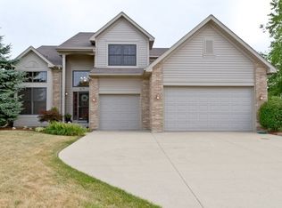 579 Ridgewood Dr, Antioch, IL 60002