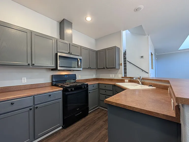 5220 Wales Dr — Photo 6