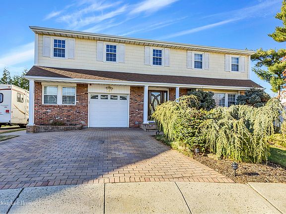 2nd image of 908 Carrie Ct