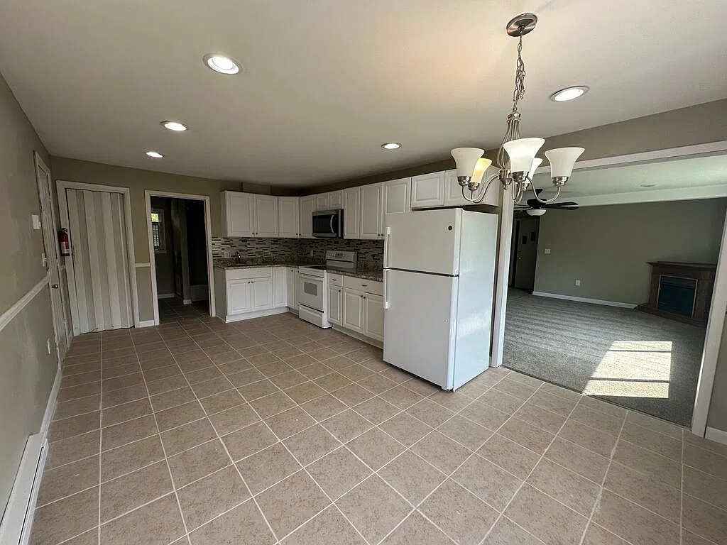 2 bed, 1.0 bath, 900 sqft, $1,200 — Photo 1
