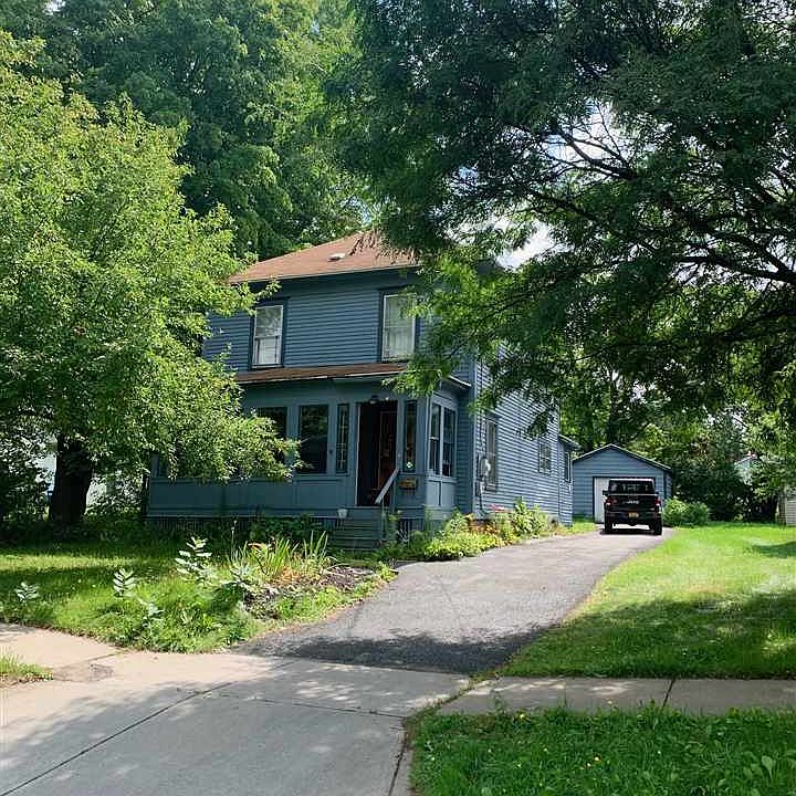 1st image of 27 1/2 Lawrence Ave