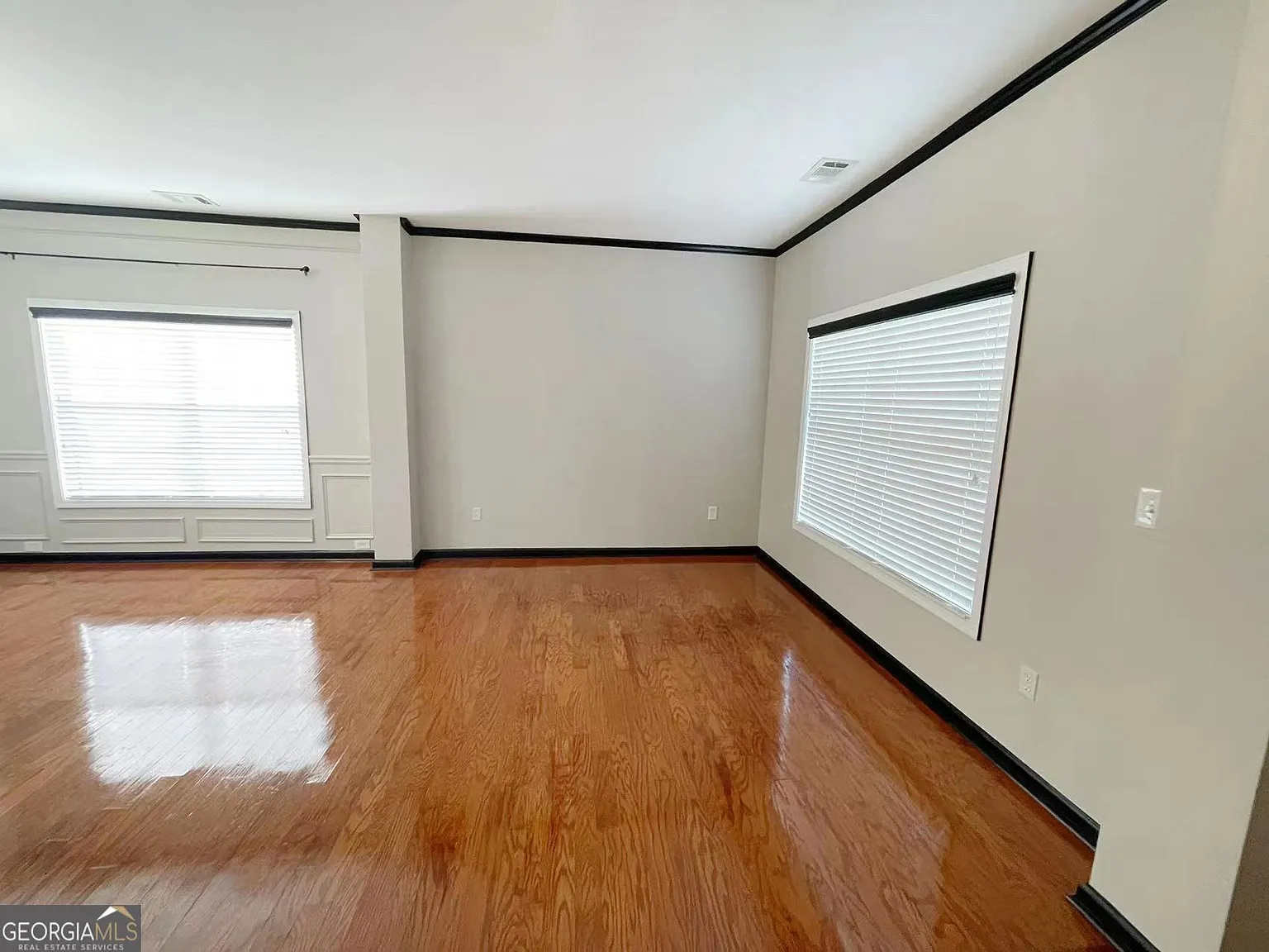 4 bed, 2.5 bath, 2201 sqft, $2,450 — Photo 2
