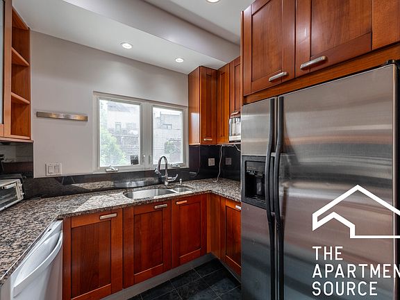 2nd image of 1049 N Winchester Ave #3