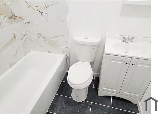 3rd image of 303 Leeanne Rd