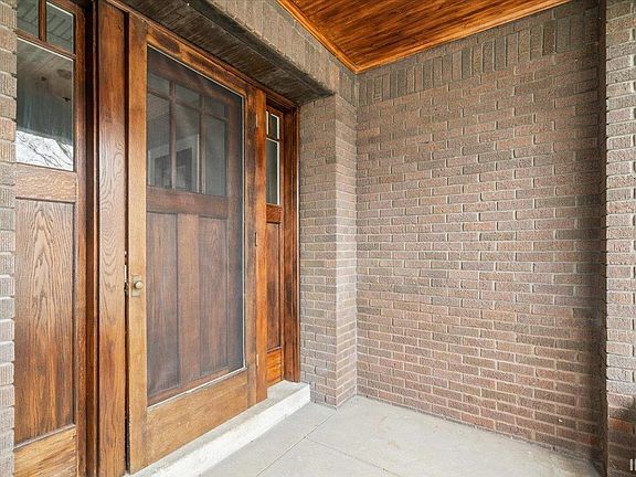 4th image of 901 E Gum St