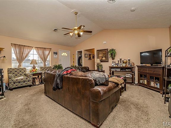 4th image of 1131 Howard Dr