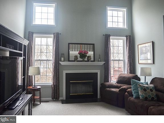 2nd image of 415 Crestwood Ln