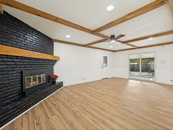 4th image of 740 Bedford Ct W