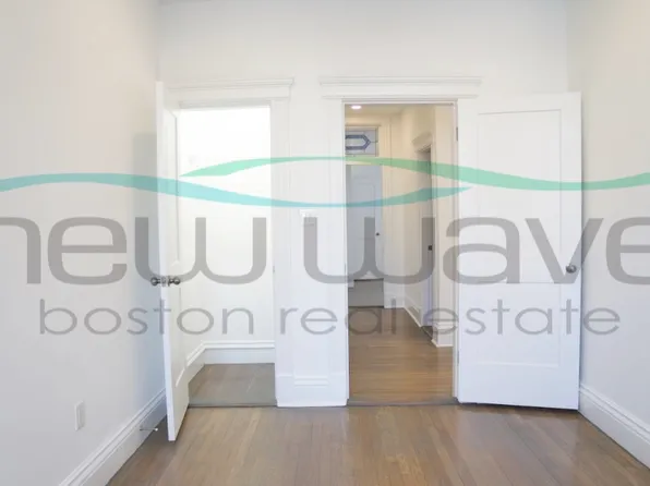 102 Queensberry St, Boston, MA