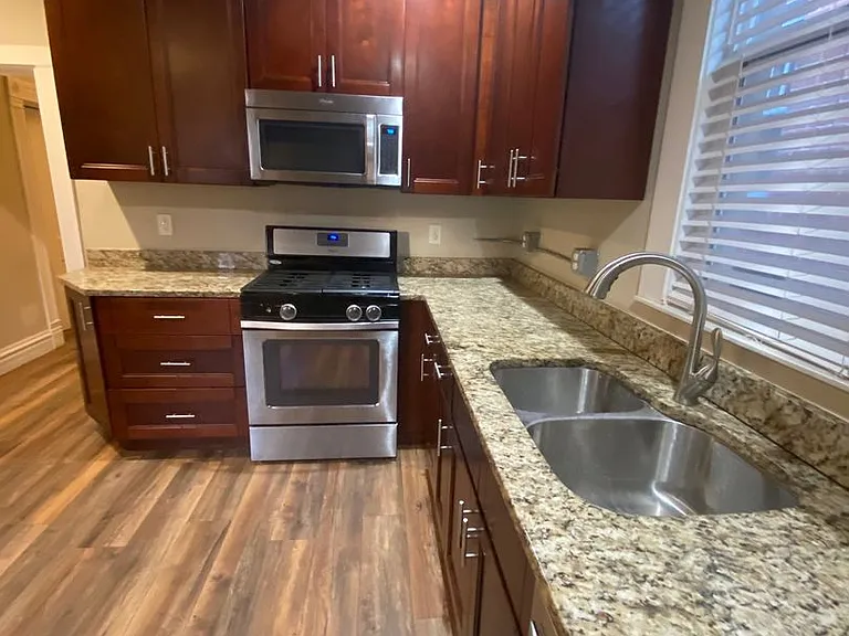 825 Fox St — Photo 1