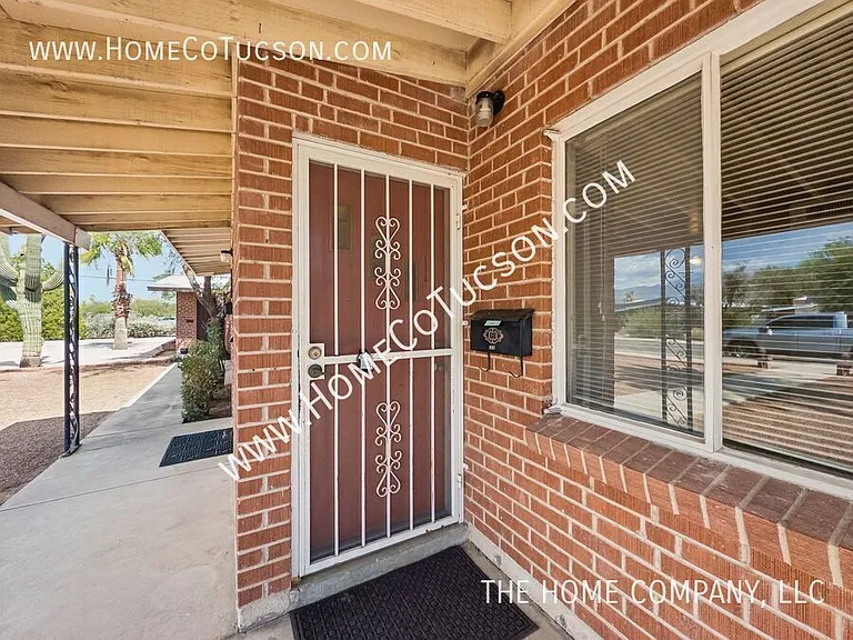 3236 E Hawthorne St — Photo 3