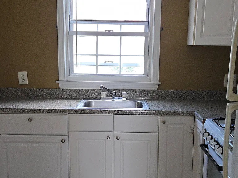 1568 Memorial Ave #1B — Photo 2