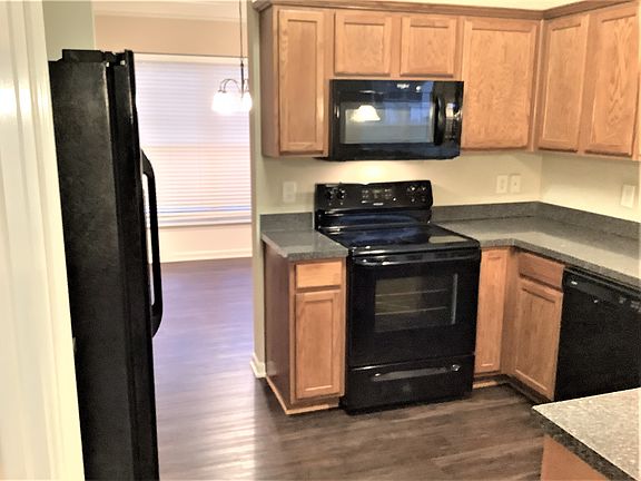 5th image of 320 Royal Grey Ct