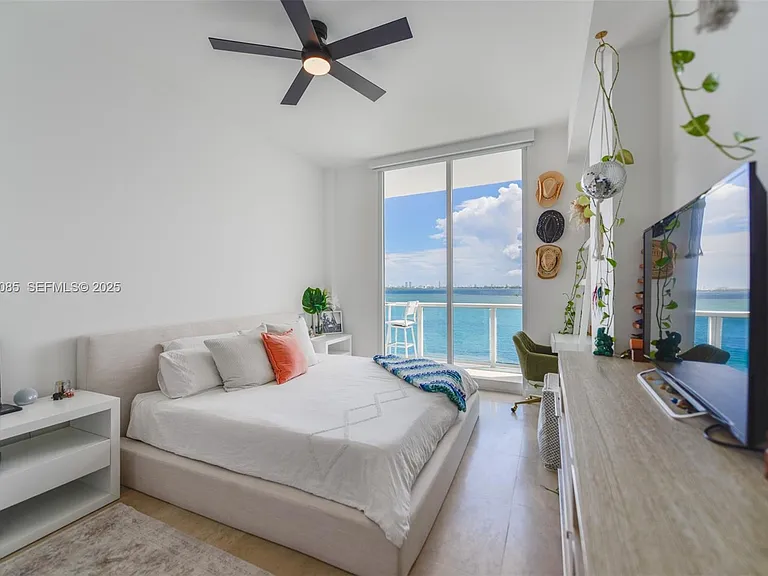725 NE 22nd St #8D — Photo 12
