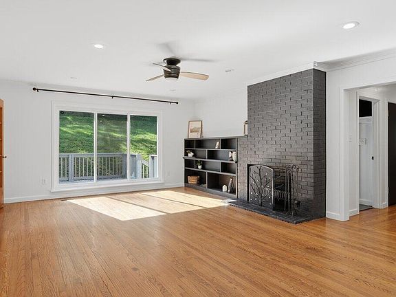 4th image of 2502 Elm Dr NE