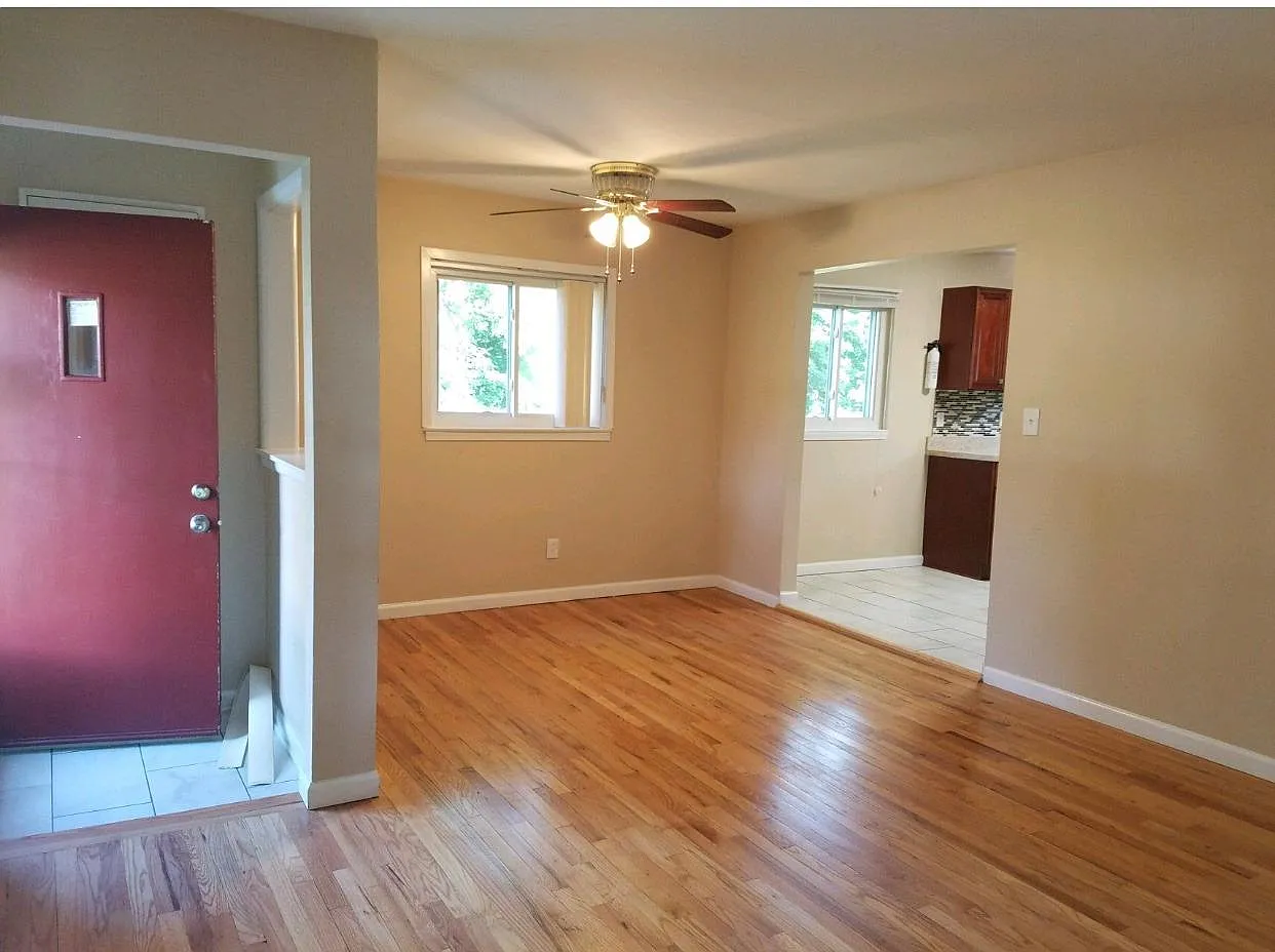 1053 Janet Ave photo 1