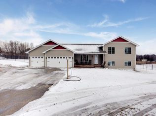 32830 Virginia Heights Dr NE, Cambridge, MN 55008