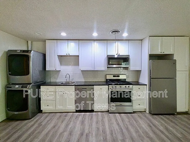 2 bed, 1.0 bath, 821 sqft, $1,600 — Photo 3