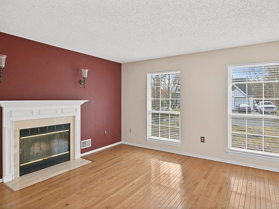 5th image of 23 Hickory Cir