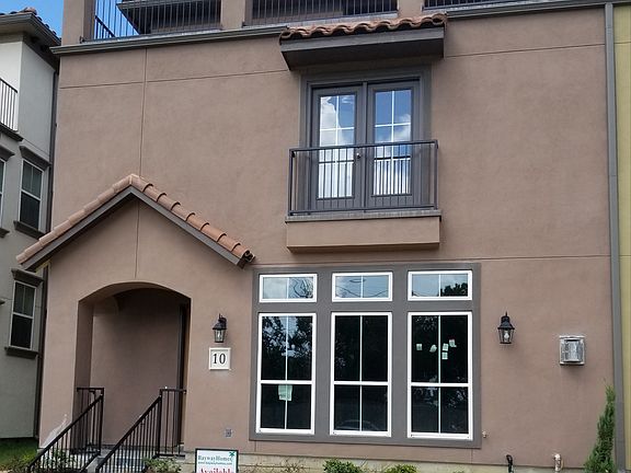3rd image of 10 W Oaks Dr