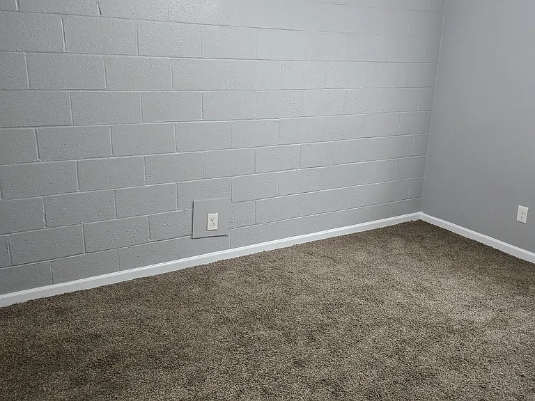 3833 Roseland Ave — Photo 3
